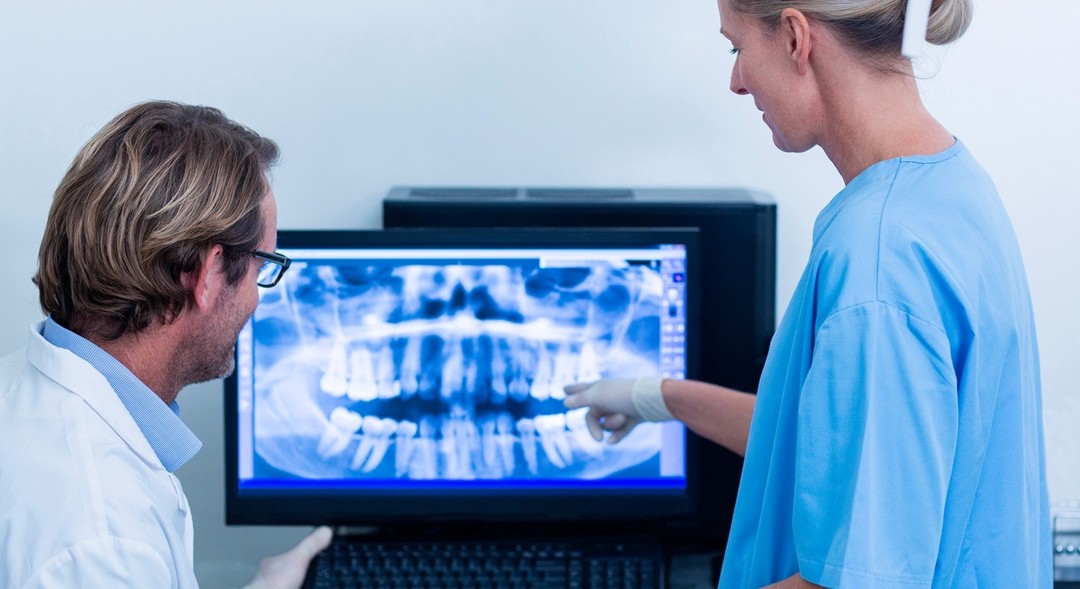 Diagnóstico dental con radiografía panorámica antes de decidir tratamiento